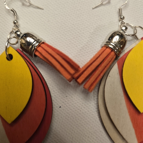 ARTISAN & HANDCRAFTED 2.5" Wood Leaf Tiered Dangle Pierced Earrings W/ Tassles - Picture 5 of 14